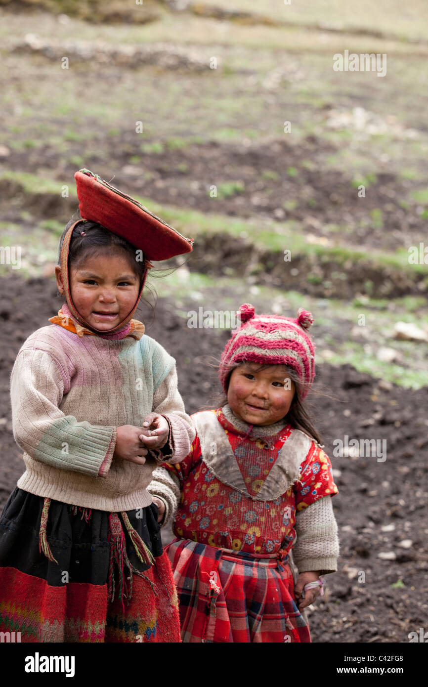 Peru, Patakancha, Patacancha, Dorf in der Nähe von Ollantaytambo. Indische Mädchen in traditioneller Tracht. Stockfoto