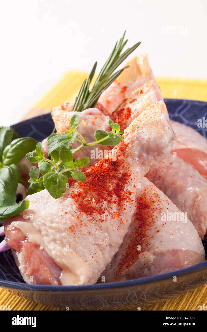 Rohem Hühnerfleisch Drumsticks, gewürzt mit rotem paprika Stockfoto