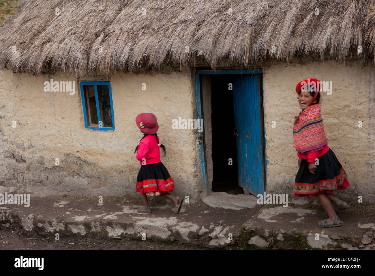 Peru, Patakancha, Patacancha, Dorf in der Nähe von Ollantaytambo. Indische Mädchen in traditioneller Kleidung ausgeführt. Stockfoto