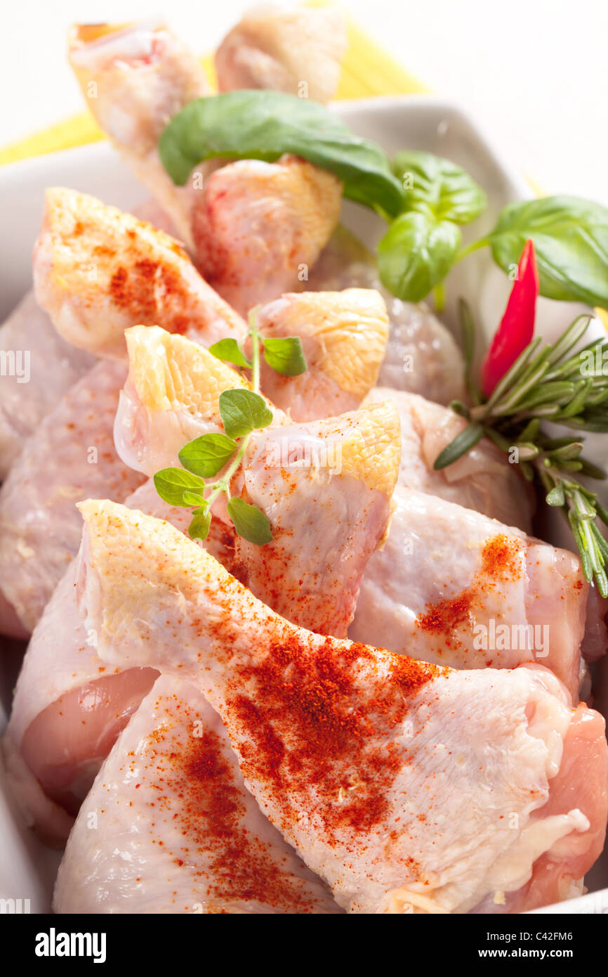 Rohem Hühnerfleisch Drumsticks, gewürzt mit rotem paprika Stockfoto