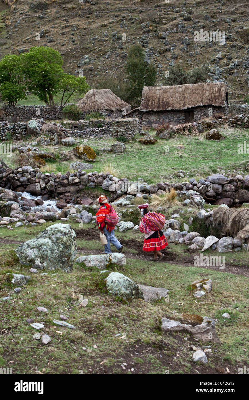 Peru, Patakancha, Patacancha, Dorf in der Nähe von Ollantaytambo. Indischer Mann und Frau in traditioneller Kleidung. Stockfoto