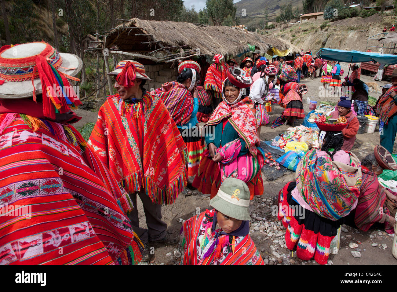 Peru, Patakancha, Patacancha, Dorf in der Nähe von Ollantaytambo. Indianer in traditioneller Tracht auf Markt. Stockfoto
