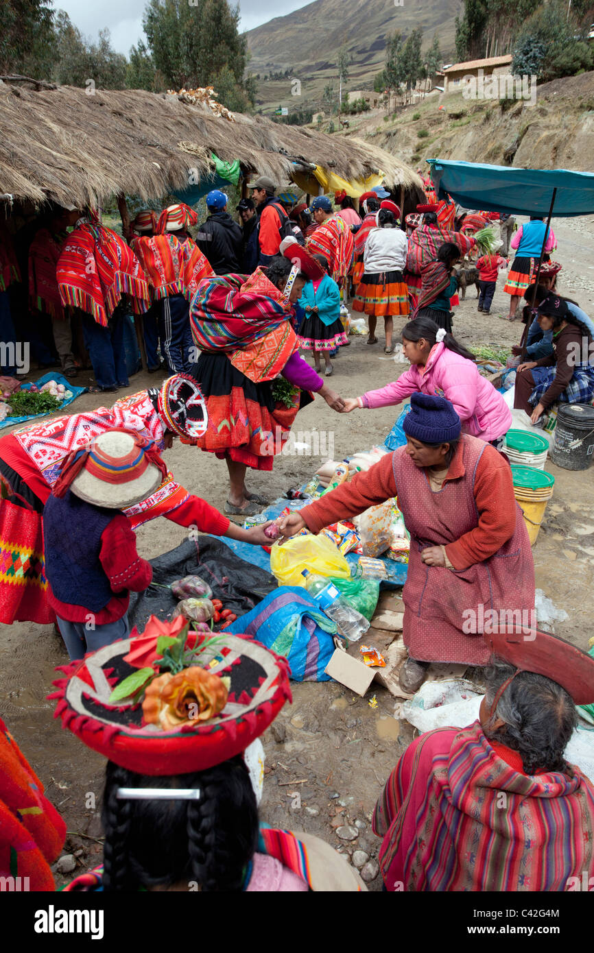 Peru, Patakancha, Patacancha, Dorf in der Nähe von Ollantaytambo. Indianer in traditioneller Tracht auf Markt. Stockfoto