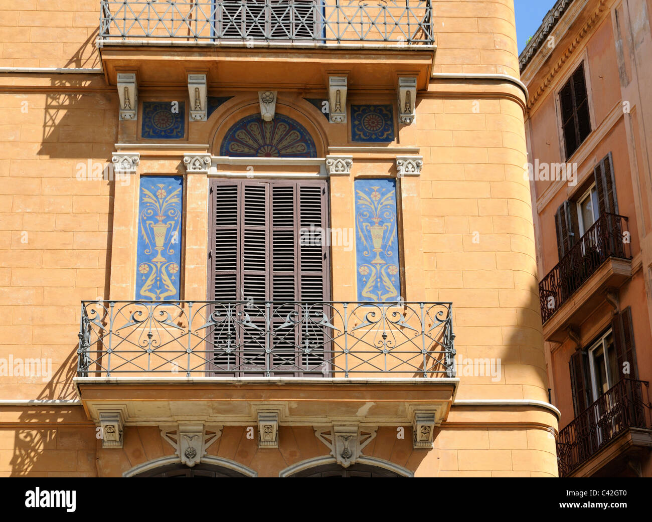 Wohnhaus Mit Balkonen Und Wandmalerei, Palma, Spanien. -Wohnhaus mit Balkonen und Wandmalerei, Palma, Spanien. Stockfoto