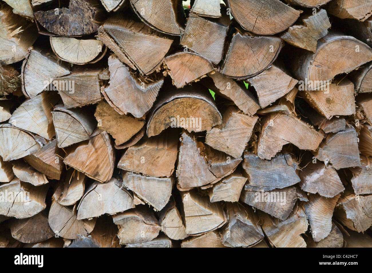 Ein Haufen Brennholz vor einem Haus in Hallstatt Österreich Stockfoto