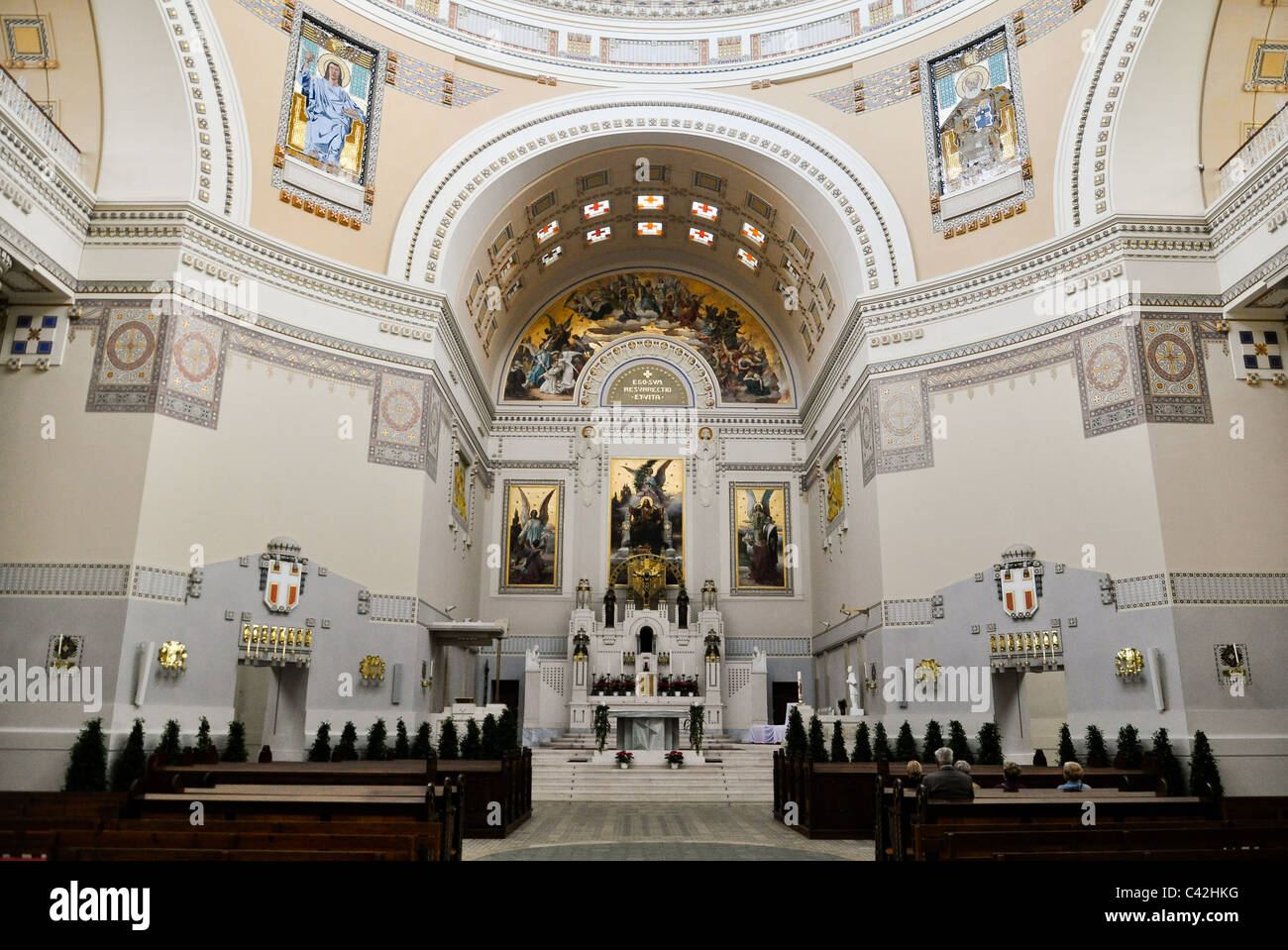 eindrucksvolle Interieur einer Jugendstil-Kirche in Wien, Österreich Stockfoto