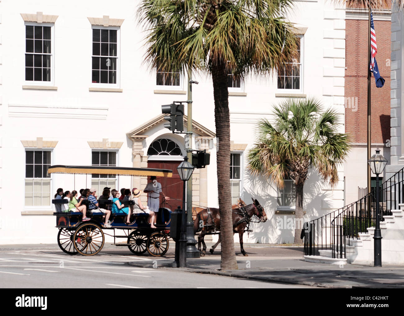 Touristen auf Wagen, gezogen von 2 Maultiere in Charleston, SC Stockfoto