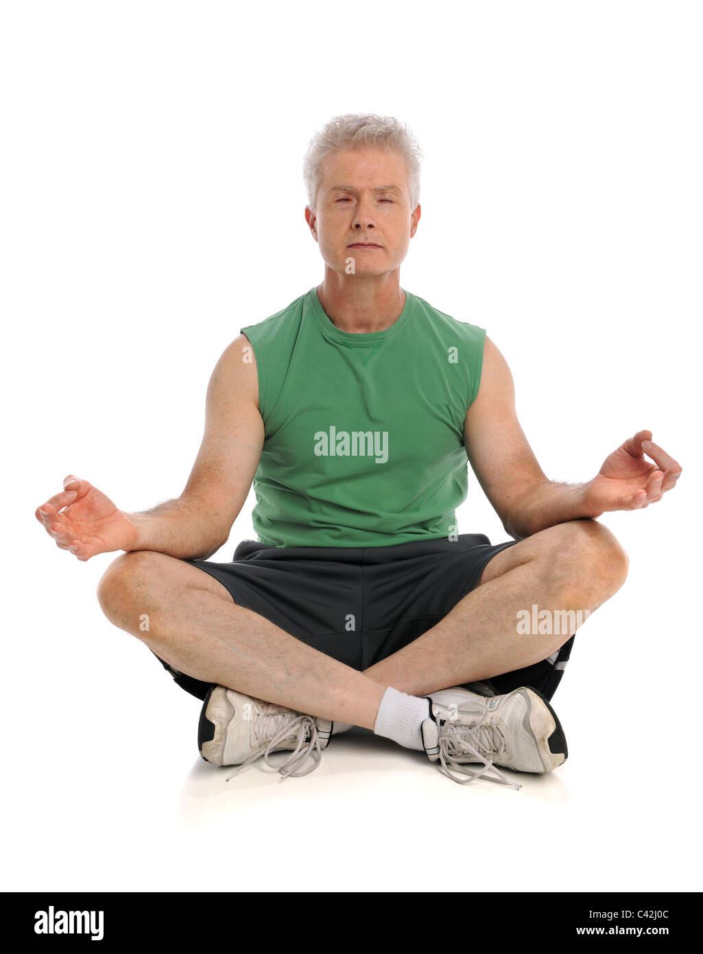 Reifer Mann meditiert isoliert auf weißem Hintergrund Stockfoto