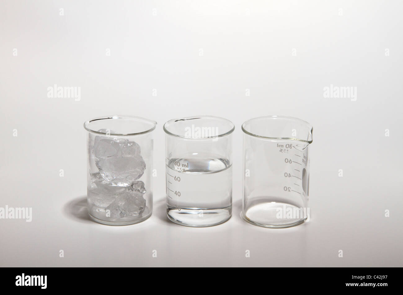 Zustände der Materie. Drei Becher mit Eis, Wasser und Luft (das einige Wasserdampf enthält). Stockfoto