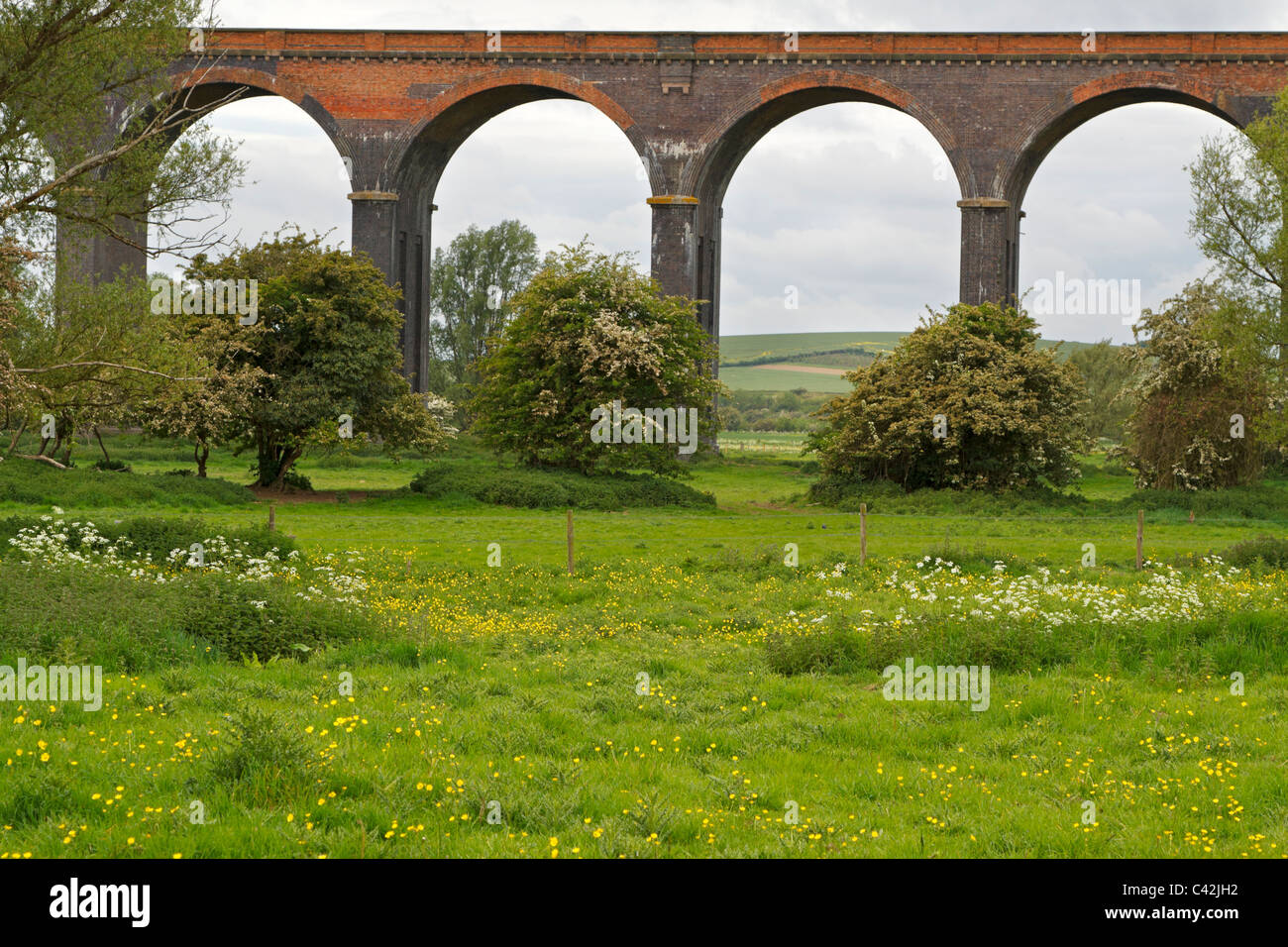 Harringworth-Viadukt im Frühjahr. Ziegel-Eisenbahnbrücke über einem Flusstal ist ein Wahrzeichen der viktorianischen Industriekultur Stockfoto