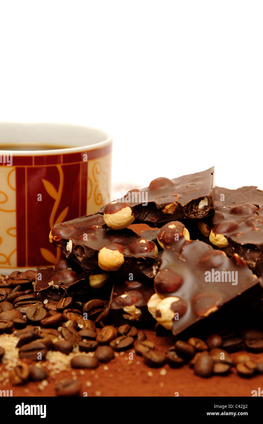 Schokolade mit Nüssen auf dem braunen Hintergrund. Kaffee trinken Stockfoto
