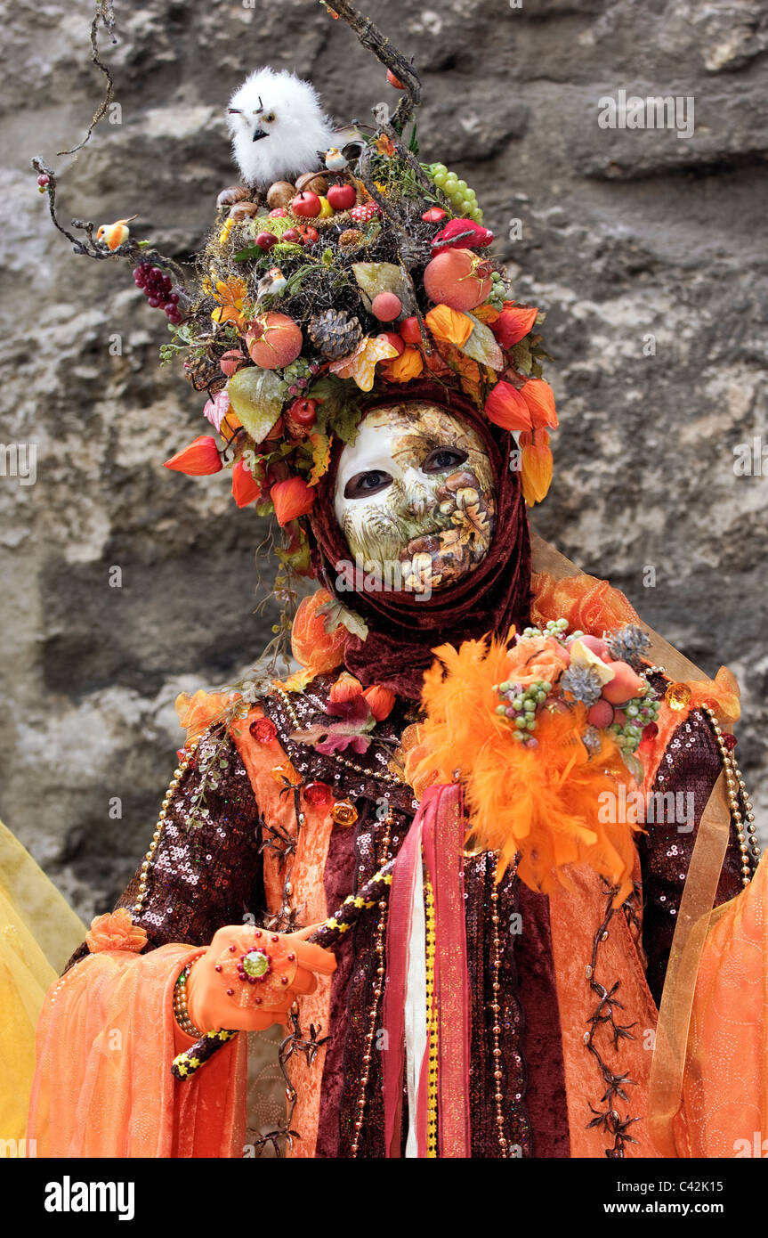 Venezianischen Karnevalsmaske - ein Porträt eines der schönsten Masken im venezianischen Karneval in offener Straße fotografiert. Stockfoto