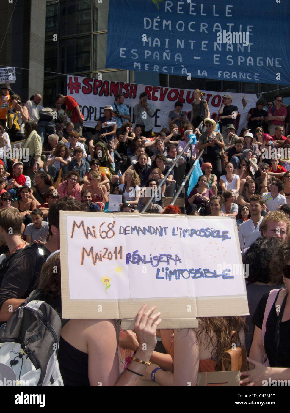Paris, Frankreich, Crowd-Demonstration zur Unterstützung der wütenden "Democracia Real YA!" Partizipative deliberative Demokratie Bewegung, Teen Holding Protest Zeichen Stockfoto