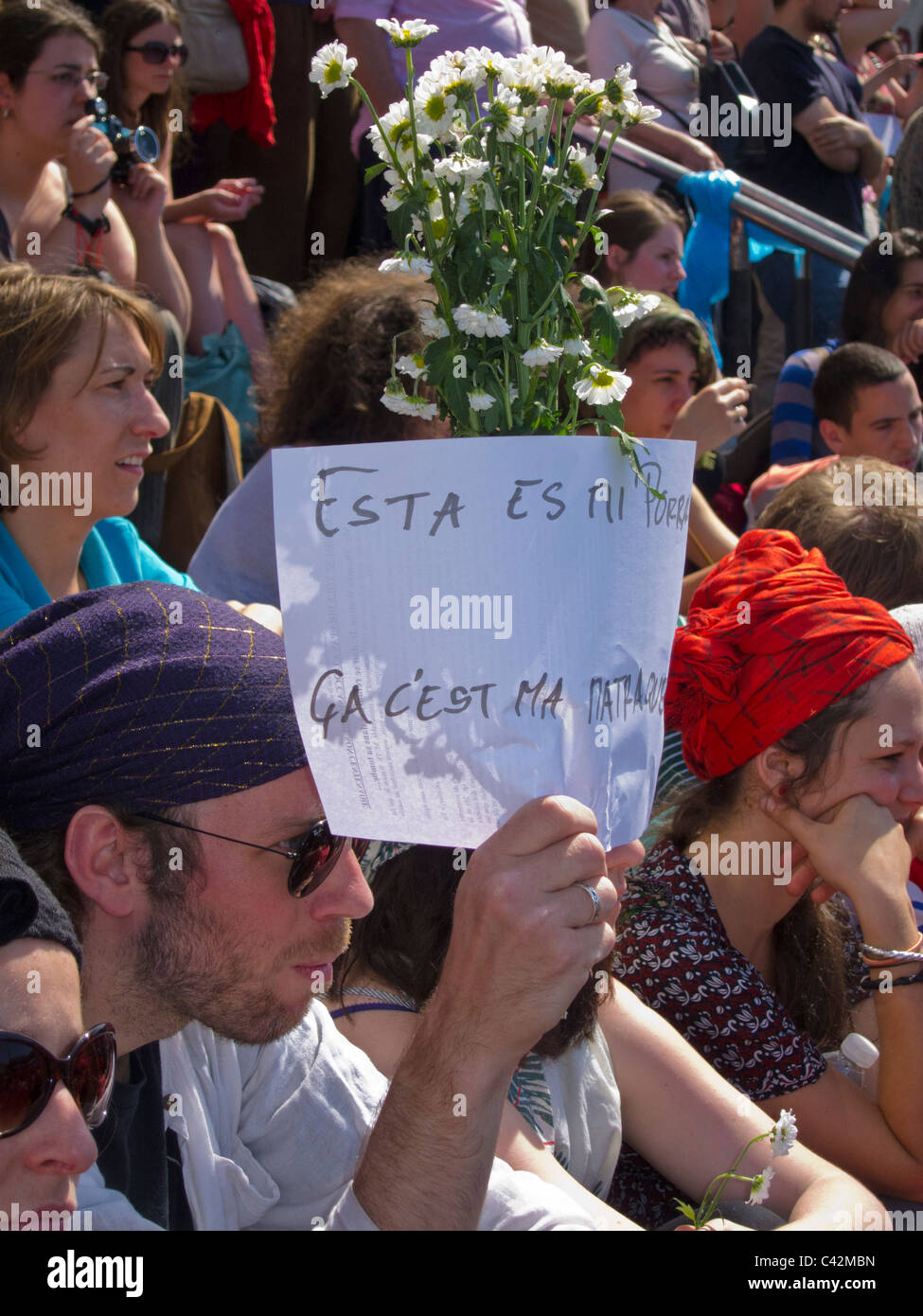 Paris, Frankreich, Masse, die zur Unterstützung der Spanischen Indignants 'Democracia Real Ya!"-Bewegung, partizipative deliberative Demokratie, handschriftliche Zeichen Stockfoto