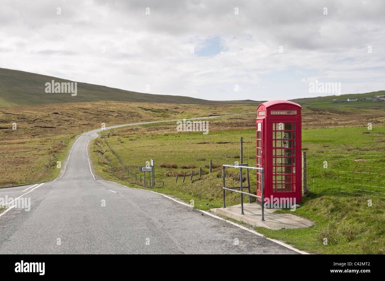 Voe, Northmavine, Shetland Islands, Schottland, UK, Großbritannien. Eingleisig Land Straßen- und rote Telefonzelle. Stockfoto