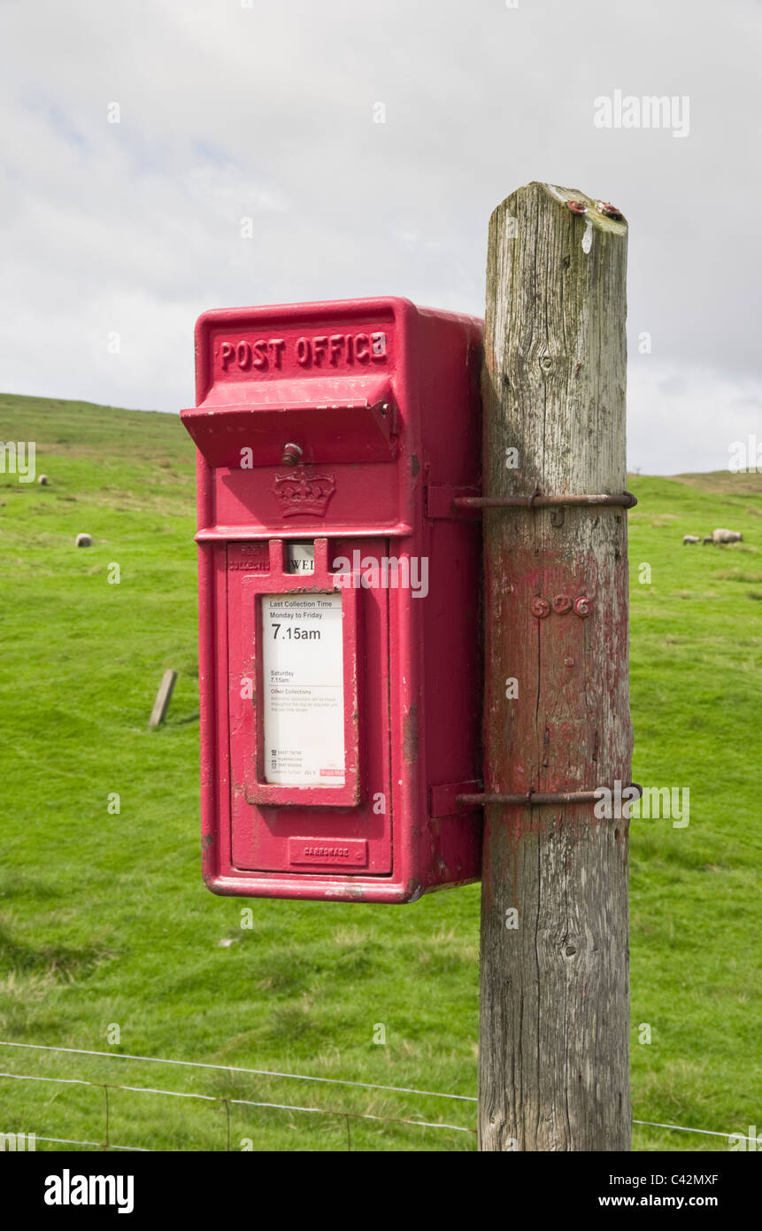 Voe, Northmavine, Shetland Islands, Schottland, UK, Europa. Ländliche rot Royal Mail-Postfach auf einem hölzernen Pfosten. Stockfoto