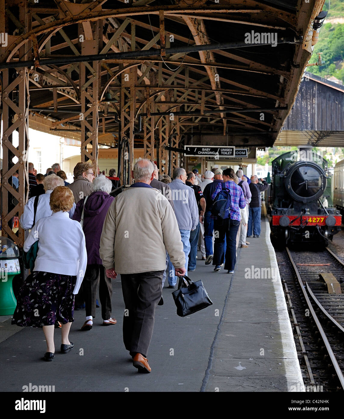 Passagiere, die zu Fuß entlang der Plattform an Kingswear Station nach der Ankunft von Paignton Devon England uk Stockfoto