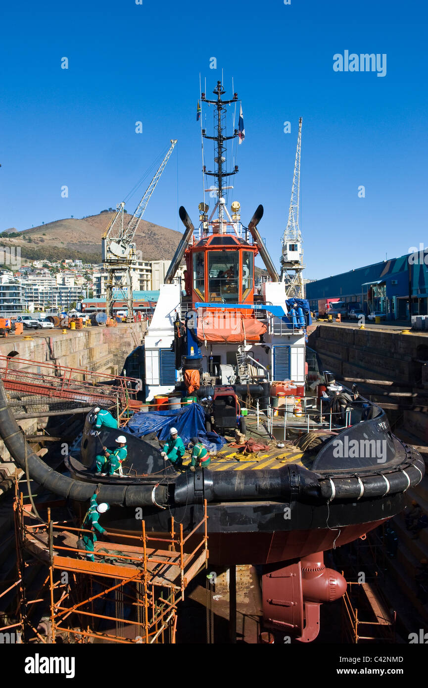 Arbeitnehmer, die Reparatur von einem Schlepper in einem trockenen dock in Cape Town, South Africa Stockfoto