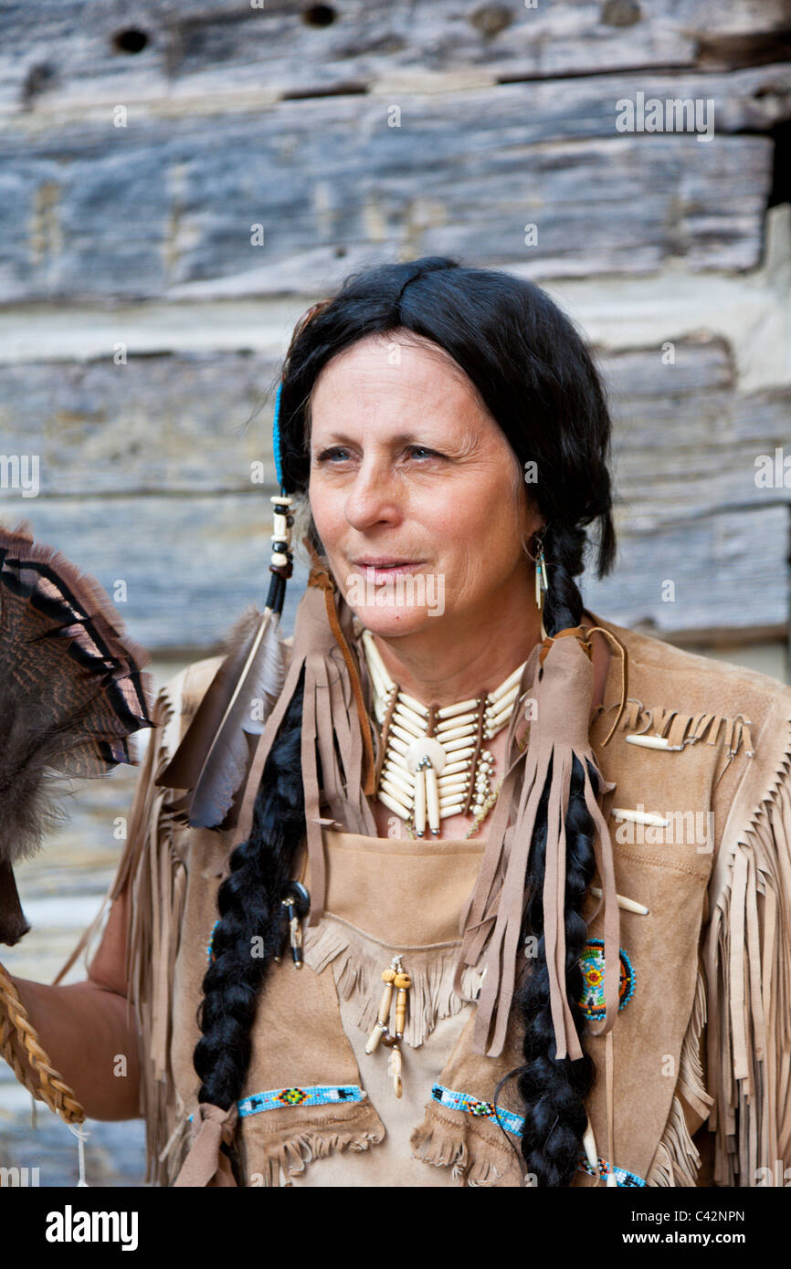 Frau verkleidet als Native American Indian Besucher des Dorfes Billie Creek in Rockville in Parke County, Indiana, USA erzieht Stockfoto
