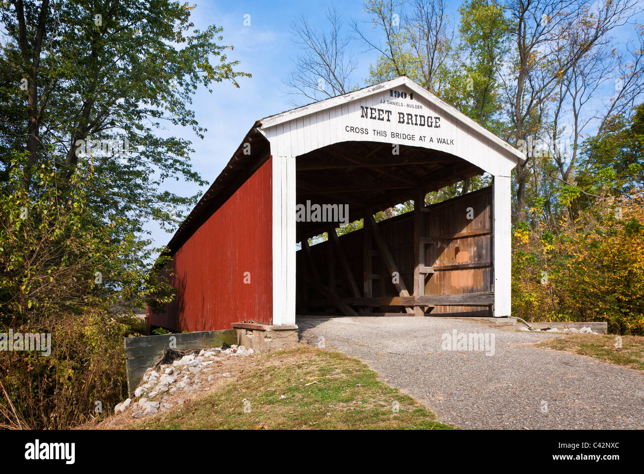 NEET Covered Bridge, erbaut im Jahre 1904 erstreckt sich über den kleinen Waschbär-Bach in der Nähe von Rockville in Parke County, Indiana, USA Stockfoto
