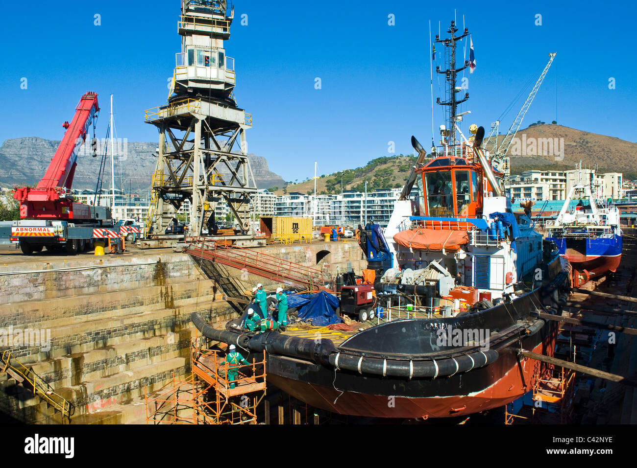 Arbeitnehmer, die Reparatur von einem Schlepper in einem trockenen dock in Cape Town, South Africa Stockfoto