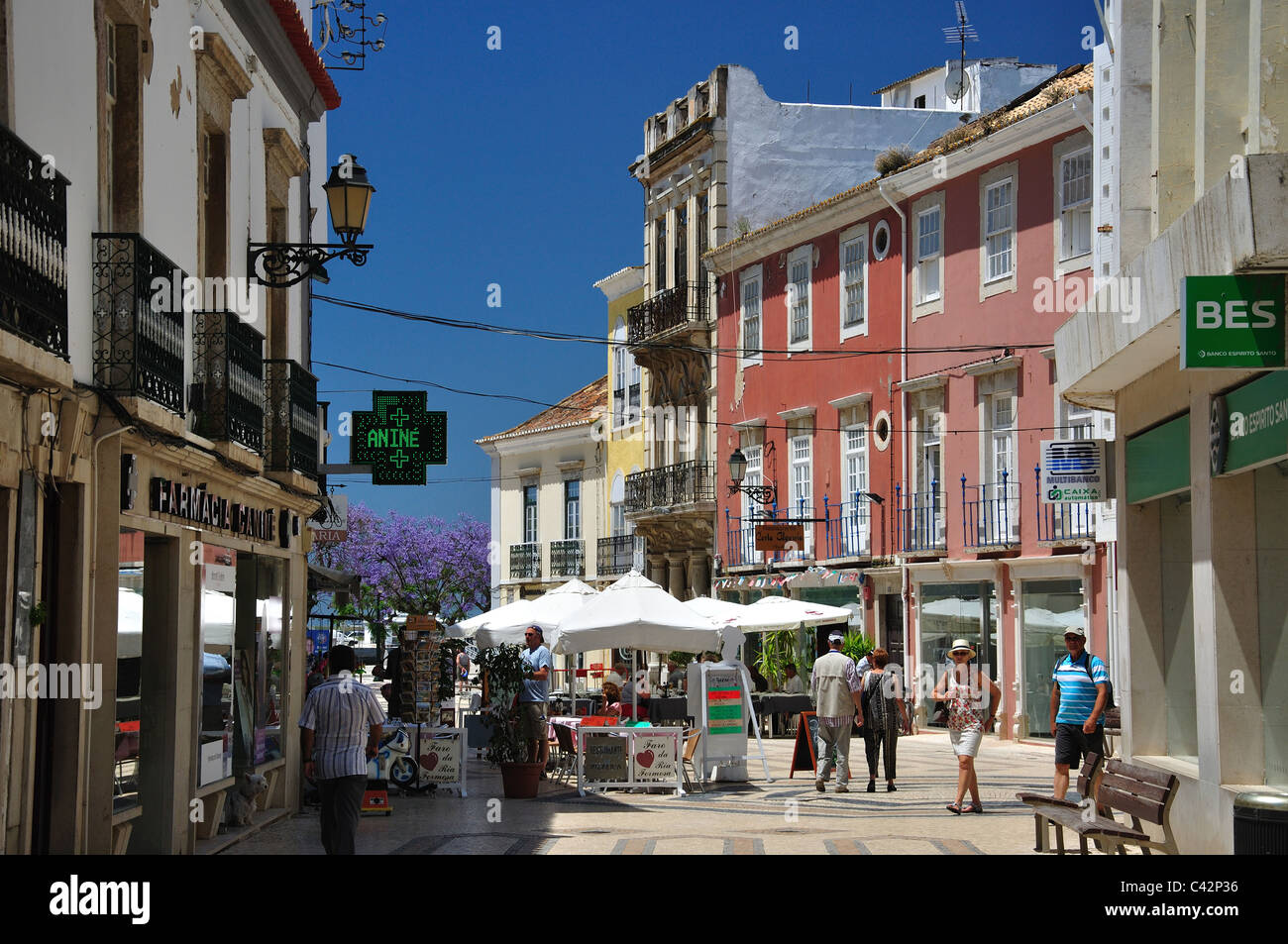 Strassencafé, RVA d. Francisco Gomes, Old Town, Faro, Region Distrikt Faro, Algarve, Portugal Stockfoto