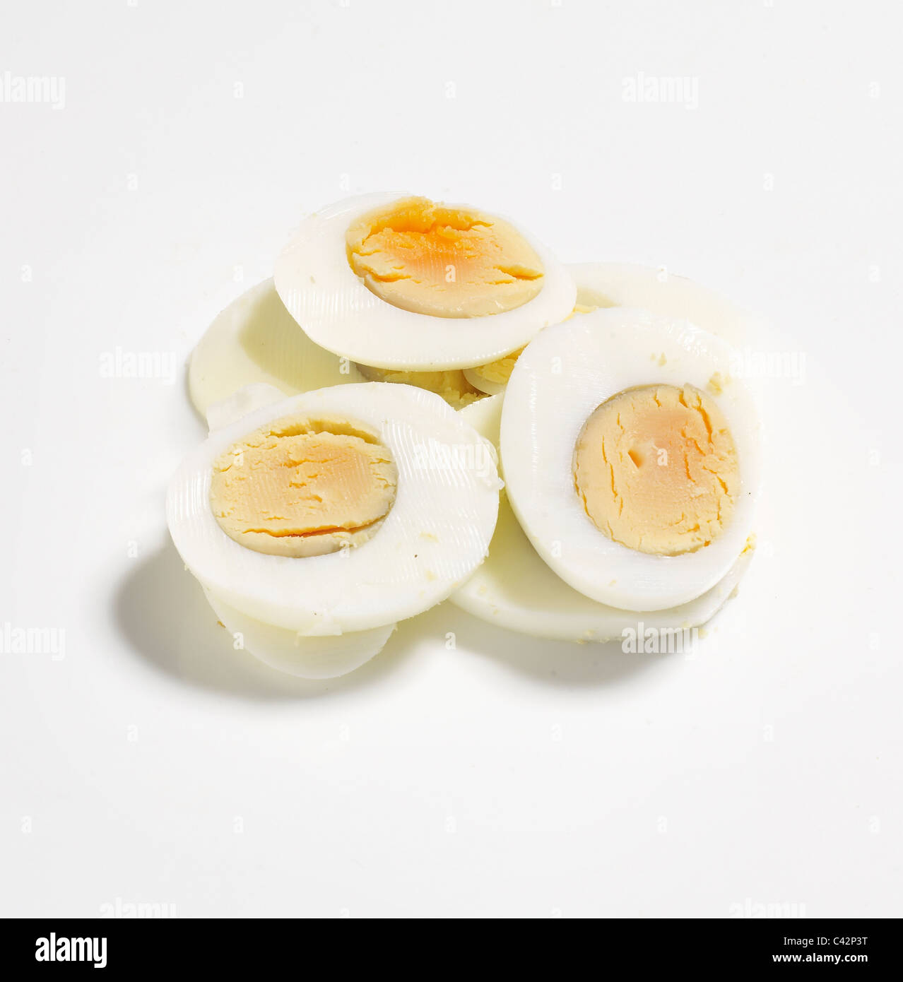 In Scheiben geschnittenen gekochten Eiern Stockfoto