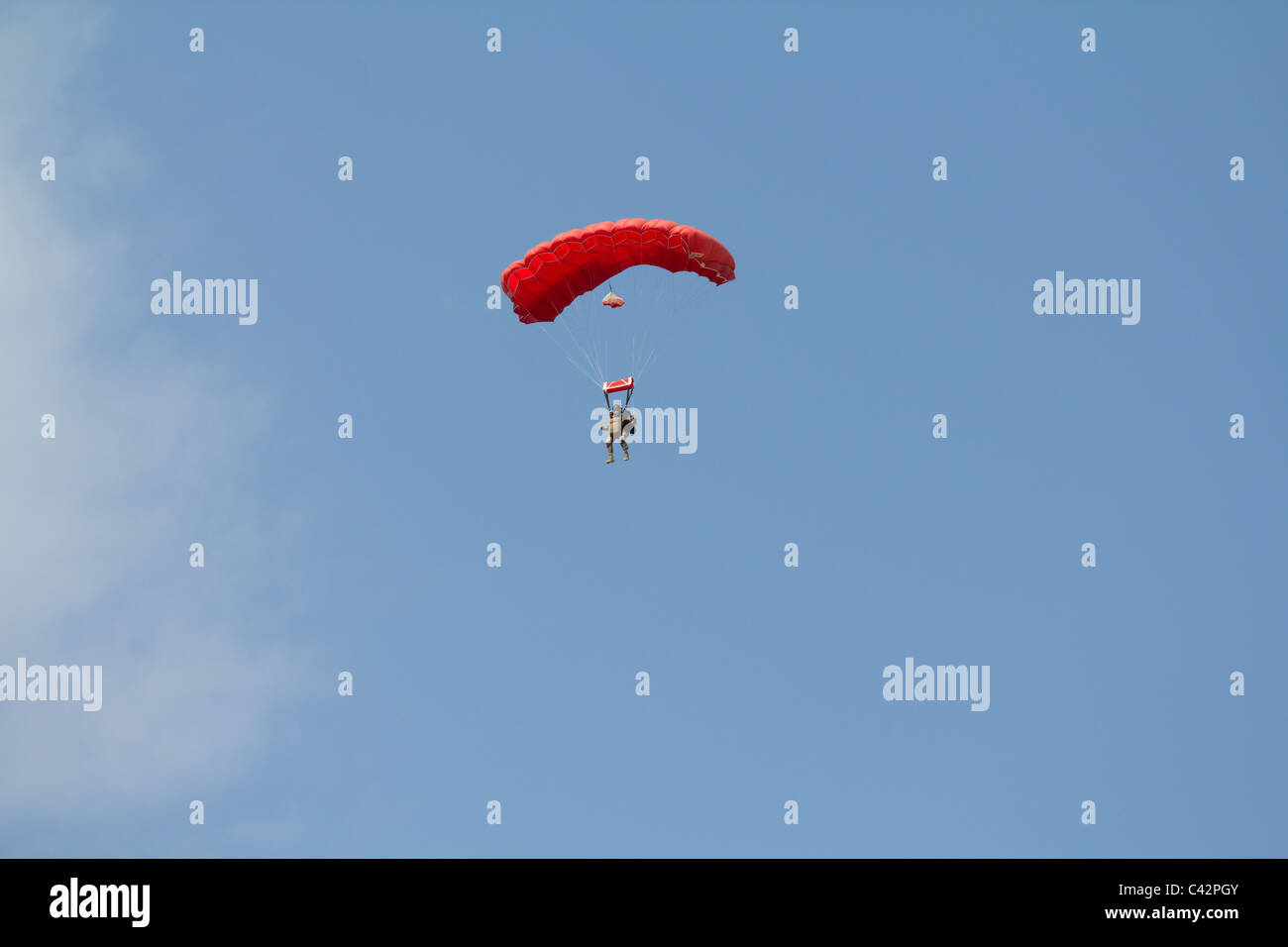 Militär Fallschirmspringer auf einem blauen Himmel mit Wolken Stockfoto