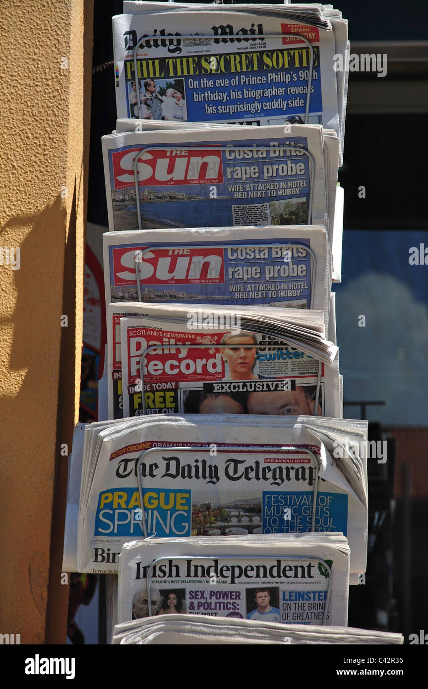 Britische Zeitungen für den Verkauf außerhalb Shop, Vilamoura Marina Vilamoura, Region Distrikt Faro, Algarve, Portugal Stockfoto