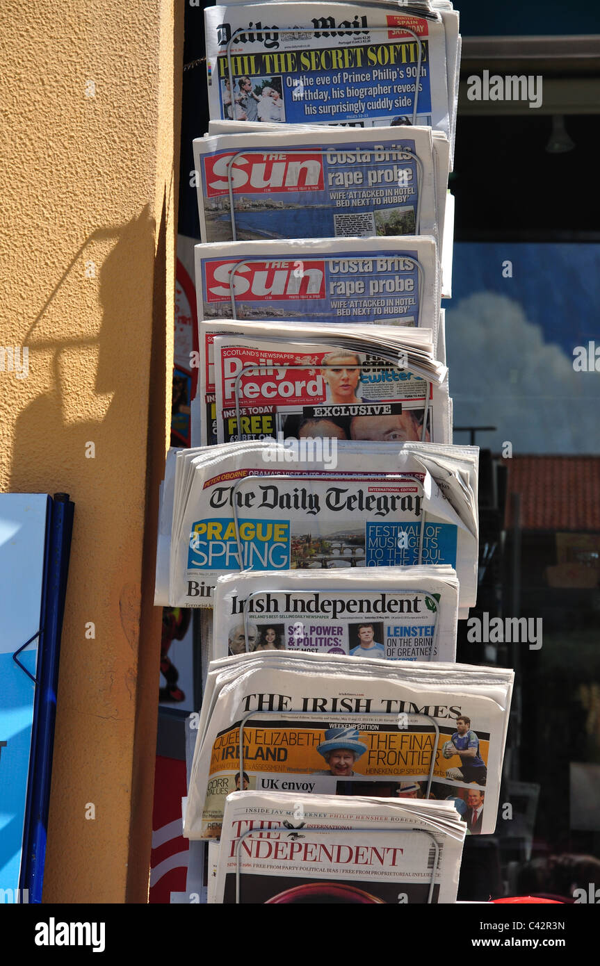 Britische und irische Zeitungen für den Verkauf außerhalb Shop, Vilamoura Marina Vilamoura, Region Distrikt Faro, Algarve, Portugal Stockfoto
