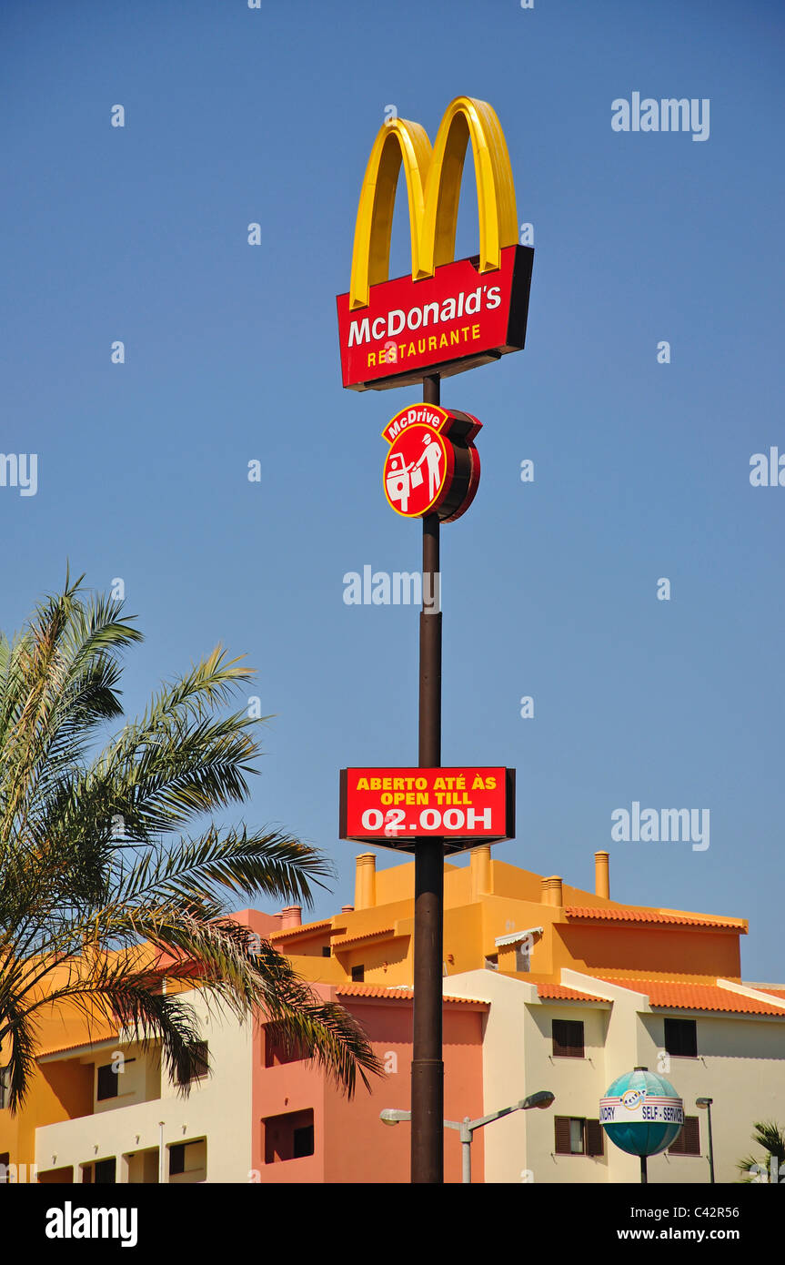 McDonald's Restaurant Schild, Lugar da Corrieira Quinta da Bela Vista, Albufeira, Algarve Region, Portugal Stockfoto