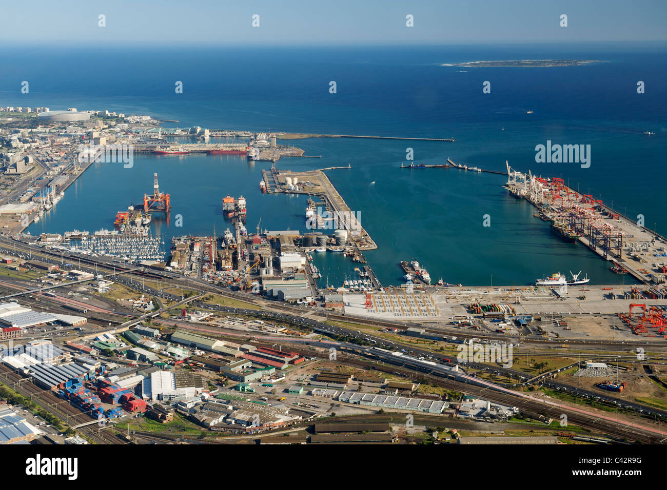 Luftaufnahme des Table Bay Harbour in Kapstadt mit Robben Island im Hintergrund sichtbar. Stockfoto