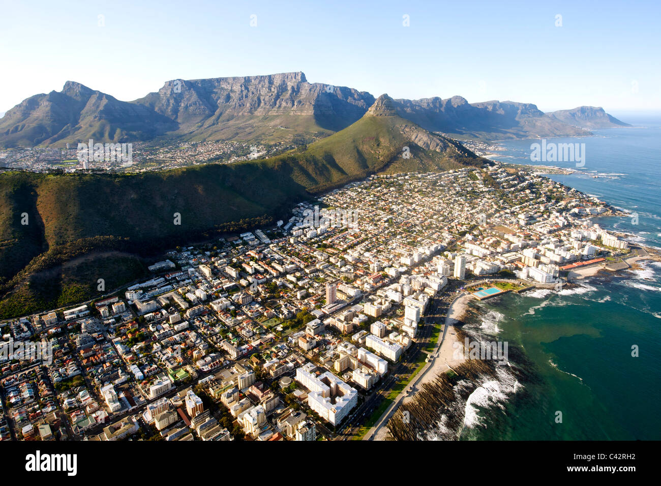 Luftaufnahme der Kapstadt Vororte von Sea Point, Fresnaye und Bantry Bay mit dem Tafelberg im Hintergrund sichtbar. Stockfoto