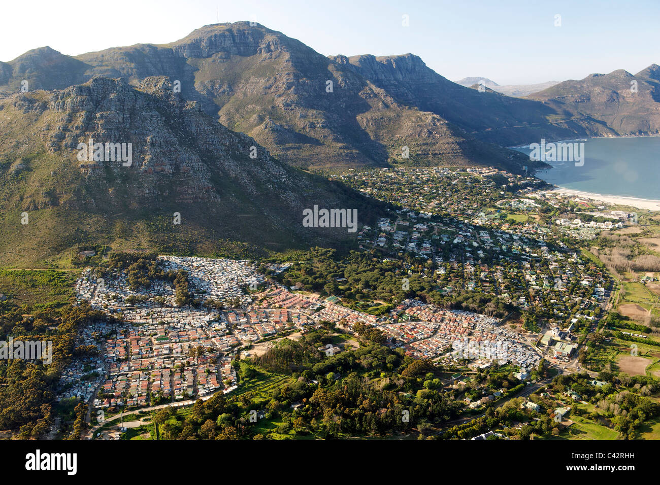Luftaufnahme des Township Imizamo Yethu (aka Mandela Park) und ein Teil der Vorstadt von Hout Bay in Cape Town, Südafrika. Stockfoto