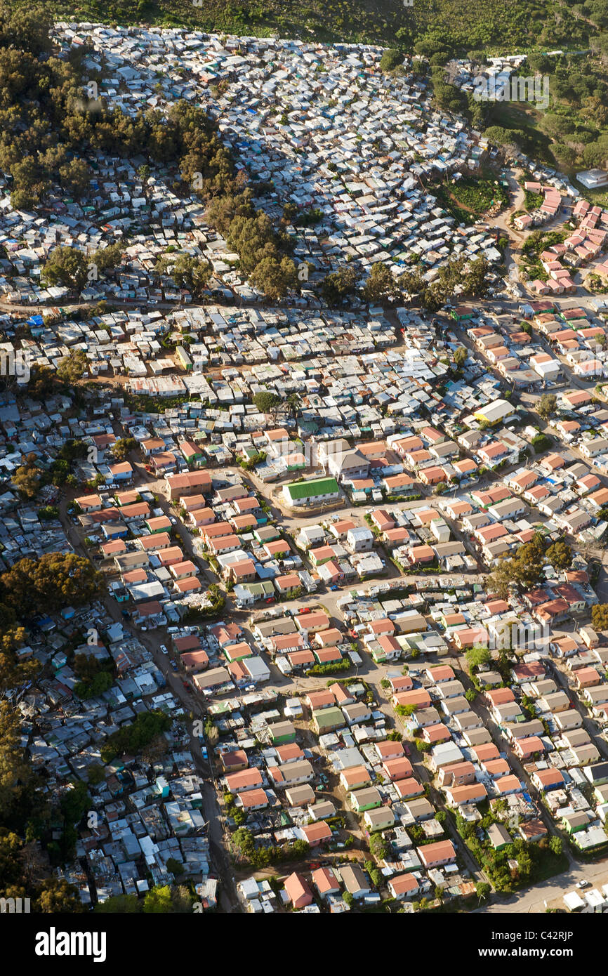 Luftaufnahme von Imizamo Yethu Township (aka Mandela Park) in Hout Bay in Cape Town, Südafrika. Stockfoto