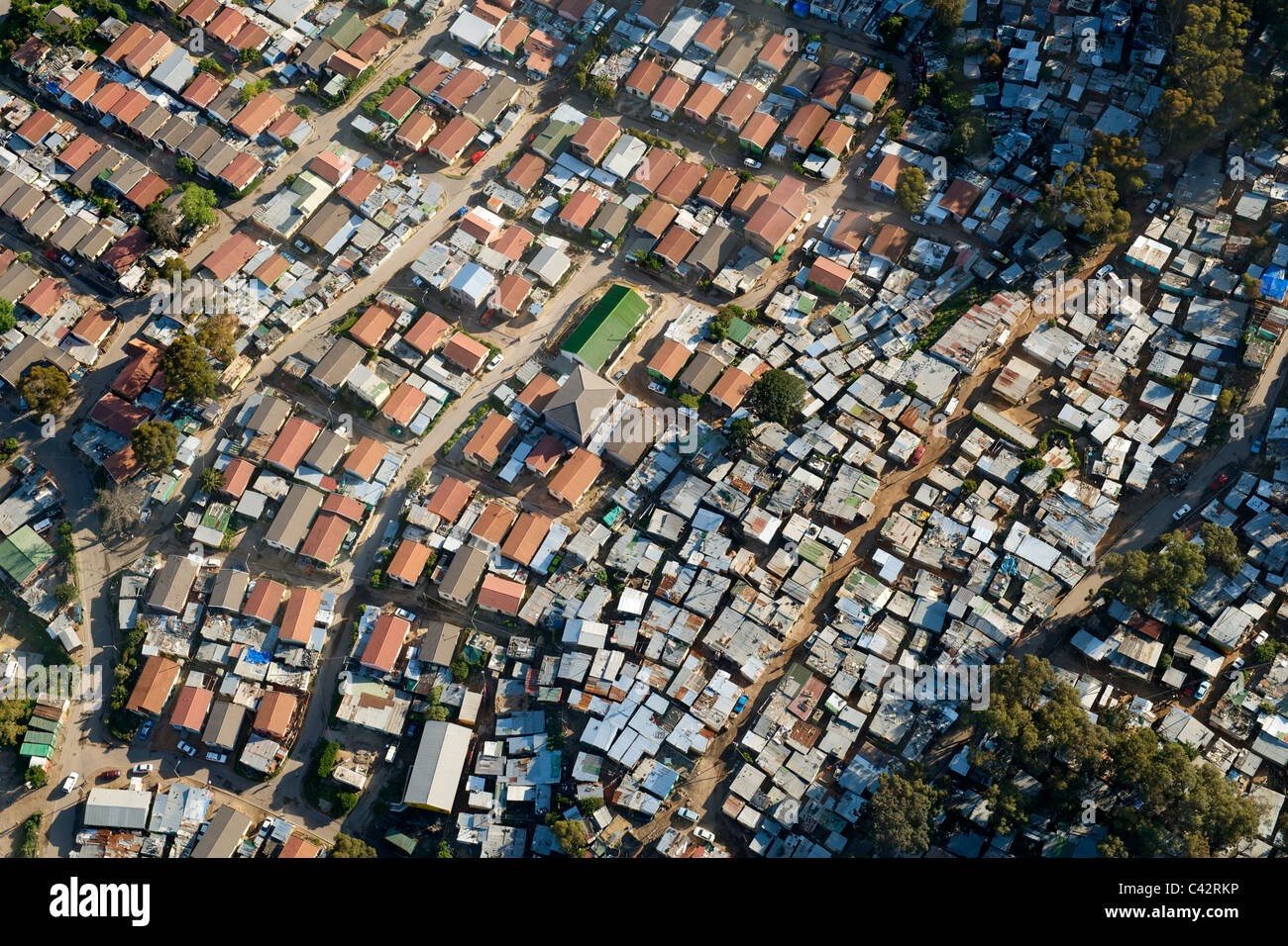 Luftaufnahme von Imizamo Yethu Township (aka Mandela Park) in Hout Bay in Cape Town, Südafrika. Stockfoto