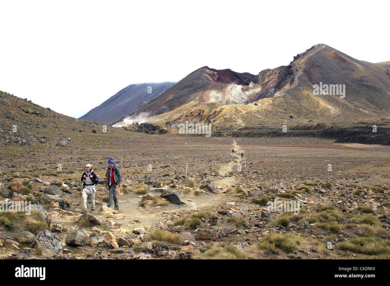 Wanderer auf der Tangariro Alpenübergang. Der Tongariro Alpine Crossing ist eine ca. 7-8 Stunden Wanderung traversierende zwei aktive Vulkane Stockfoto