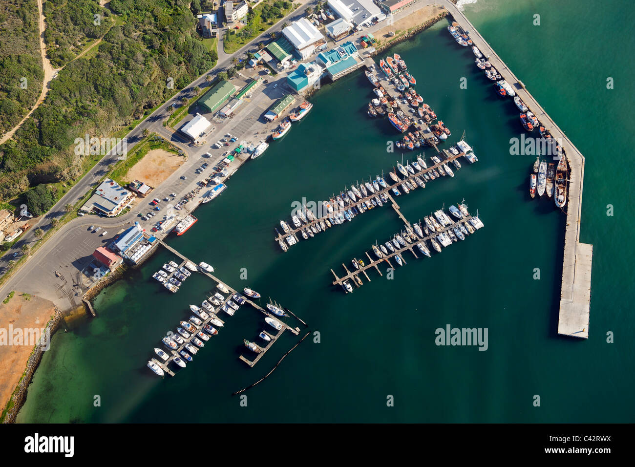 Luftaufnahme von Hout Bay Harbour auf Kapstadts Atlantikküste. Stockfoto