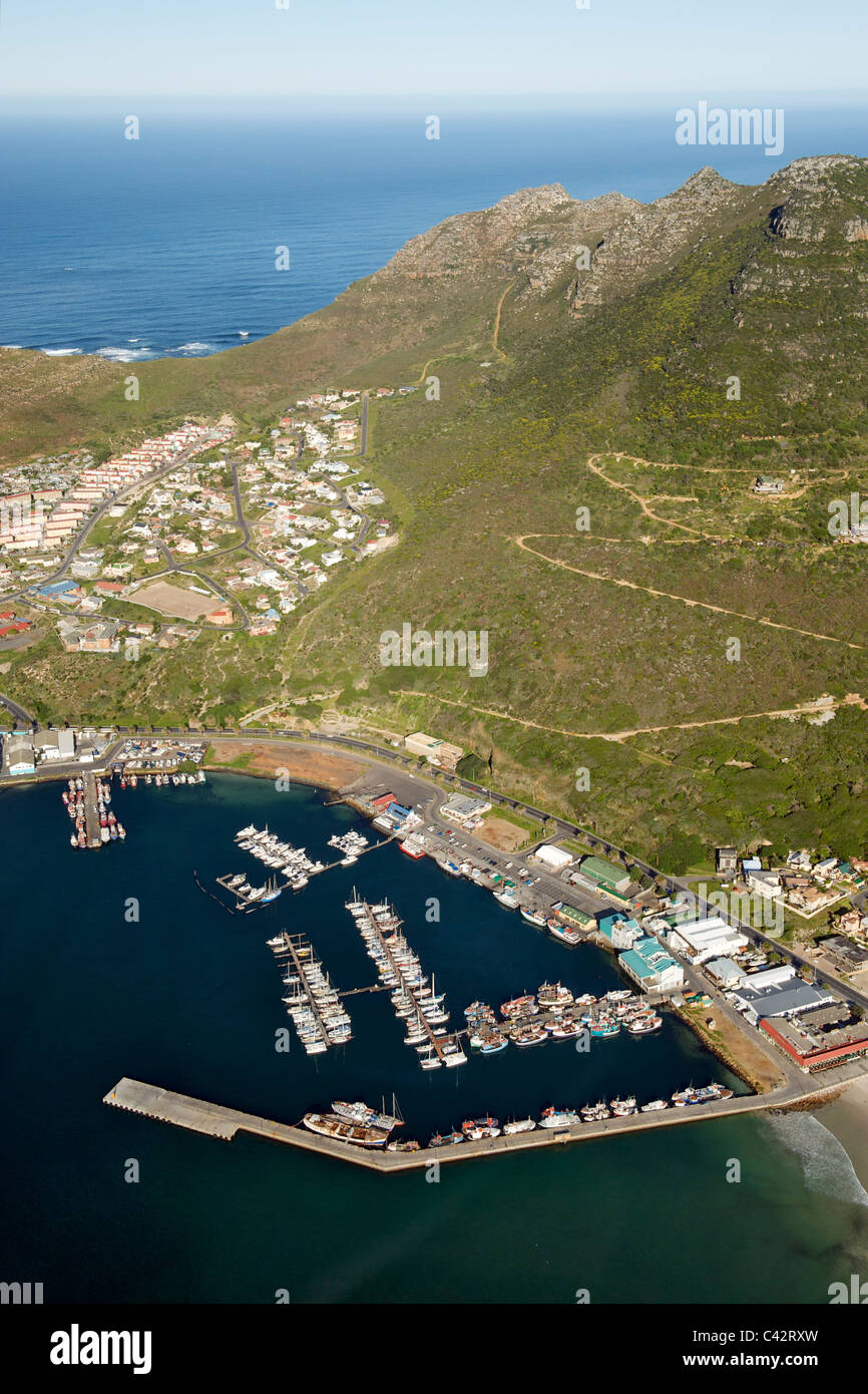 Luftaufnahme von Hout Bay Harbour auf Kapstadts Atlantikküste. Stockfoto