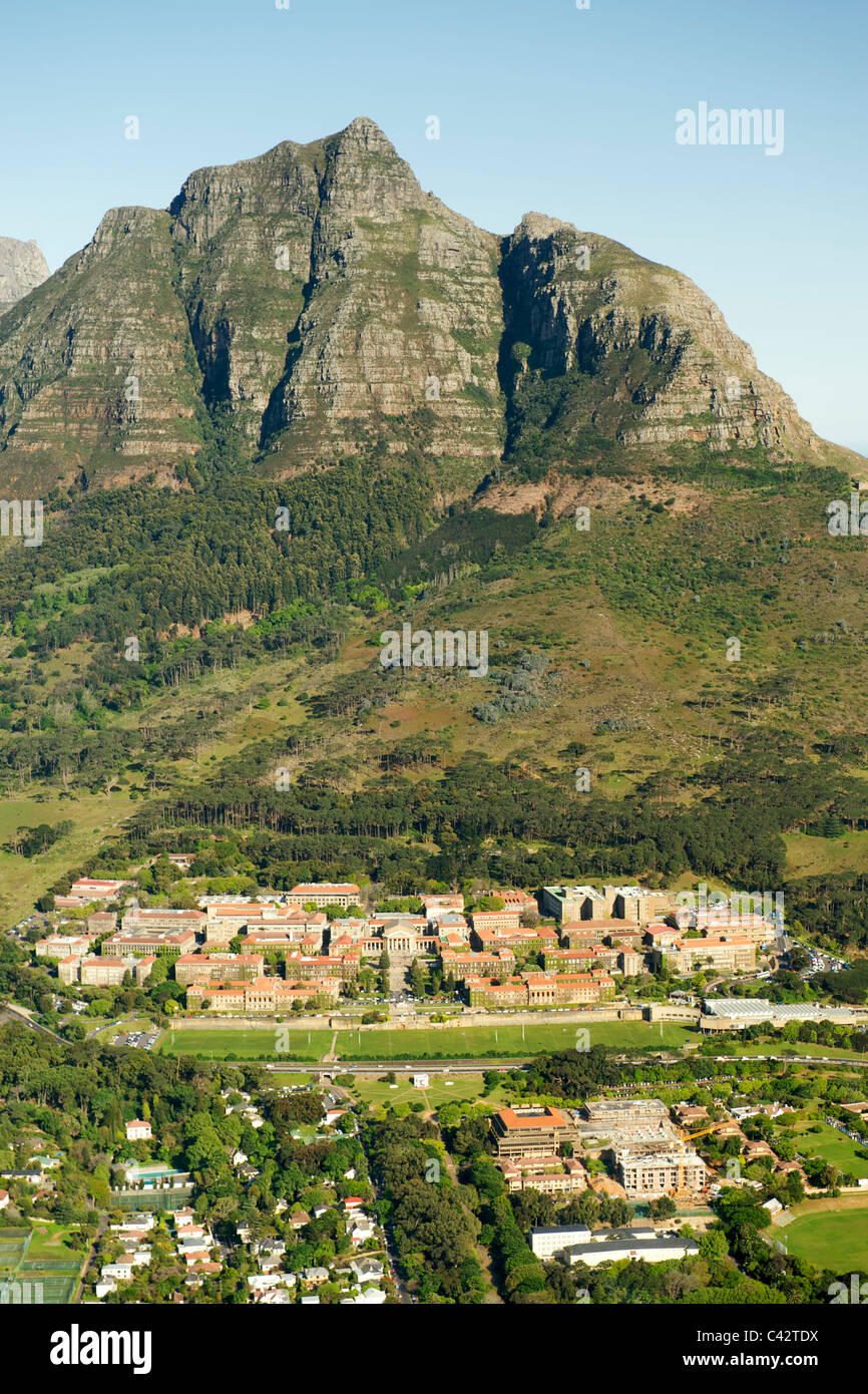 Luftbild von der University of Cape Town an den Hängen des Teufels Peak in Südafrika. Stockfoto