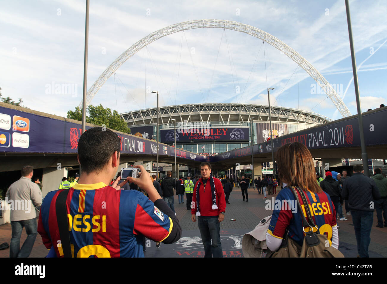 Barcelona und Manchester United Fans außerhalb Wembleystadion in London, Vereinigtes Königreich, während der Fußball-UEFA Finale 2011 Stockfoto