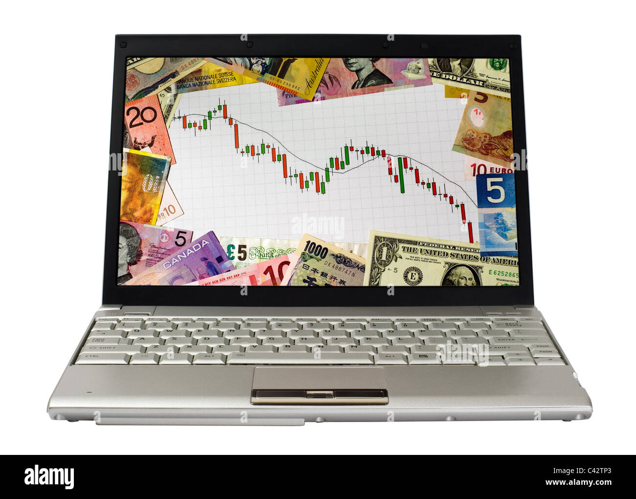 Laptop zeigt Candlestick-Chart einer Baisse, umgeben von Währungen verschiedener Länder Stockfoto