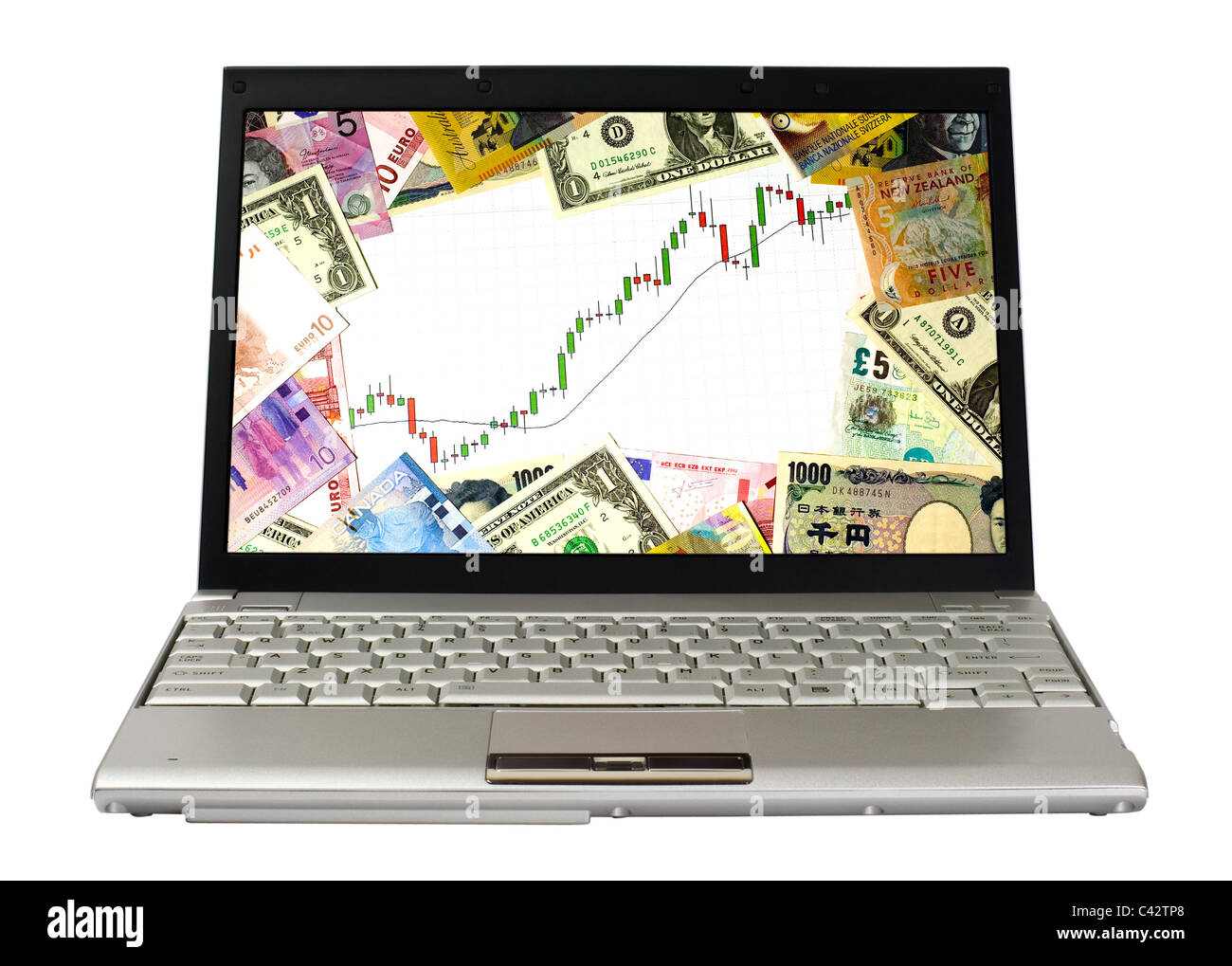 Laptop zeigt Candlestick-Chart einer Hausse, umgeben von Währungen verschiedener Länder Stockfoto