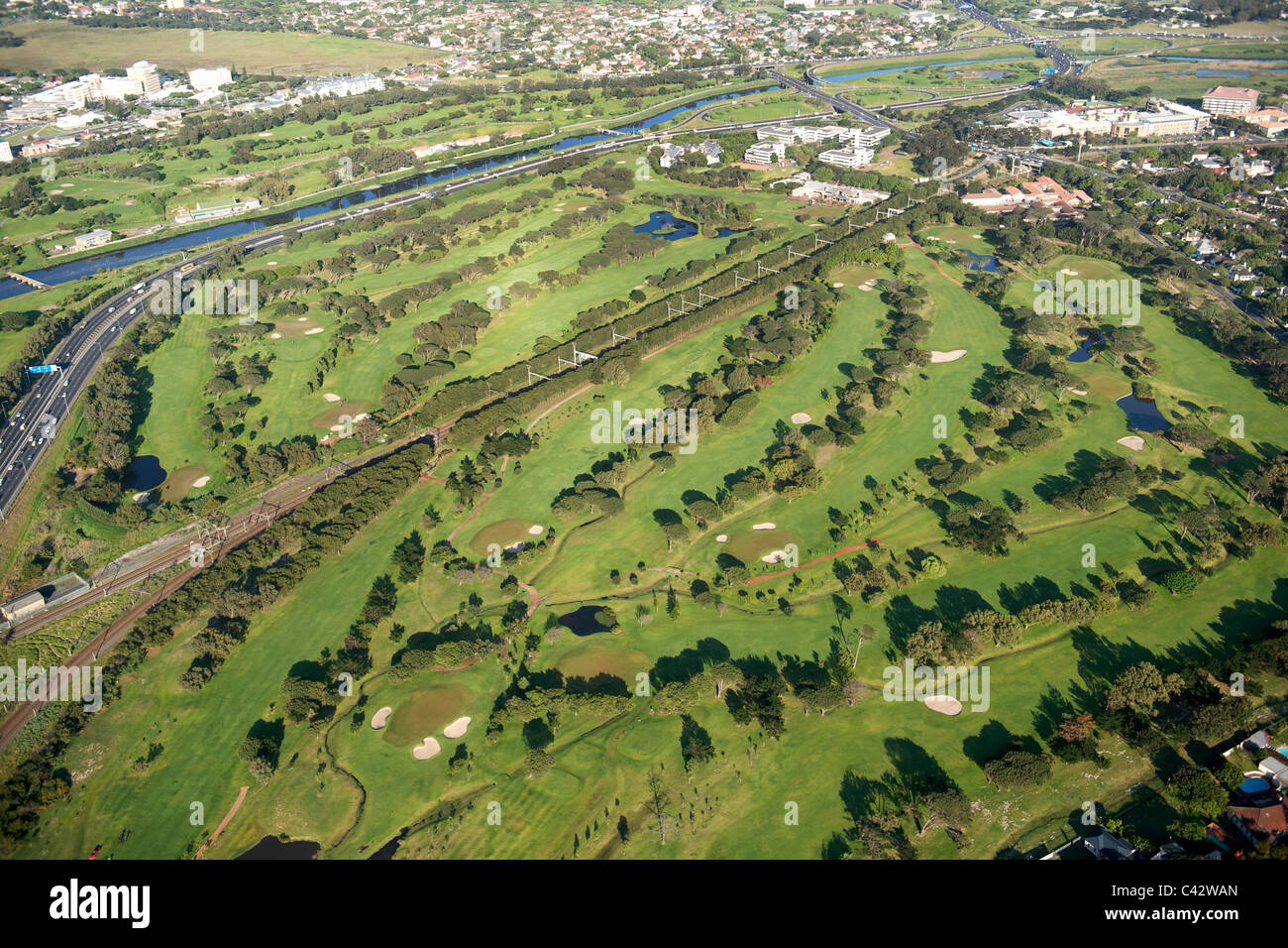 Luftaufnahme von Mowbray Golf Course in Kapstadt. Stockfoto