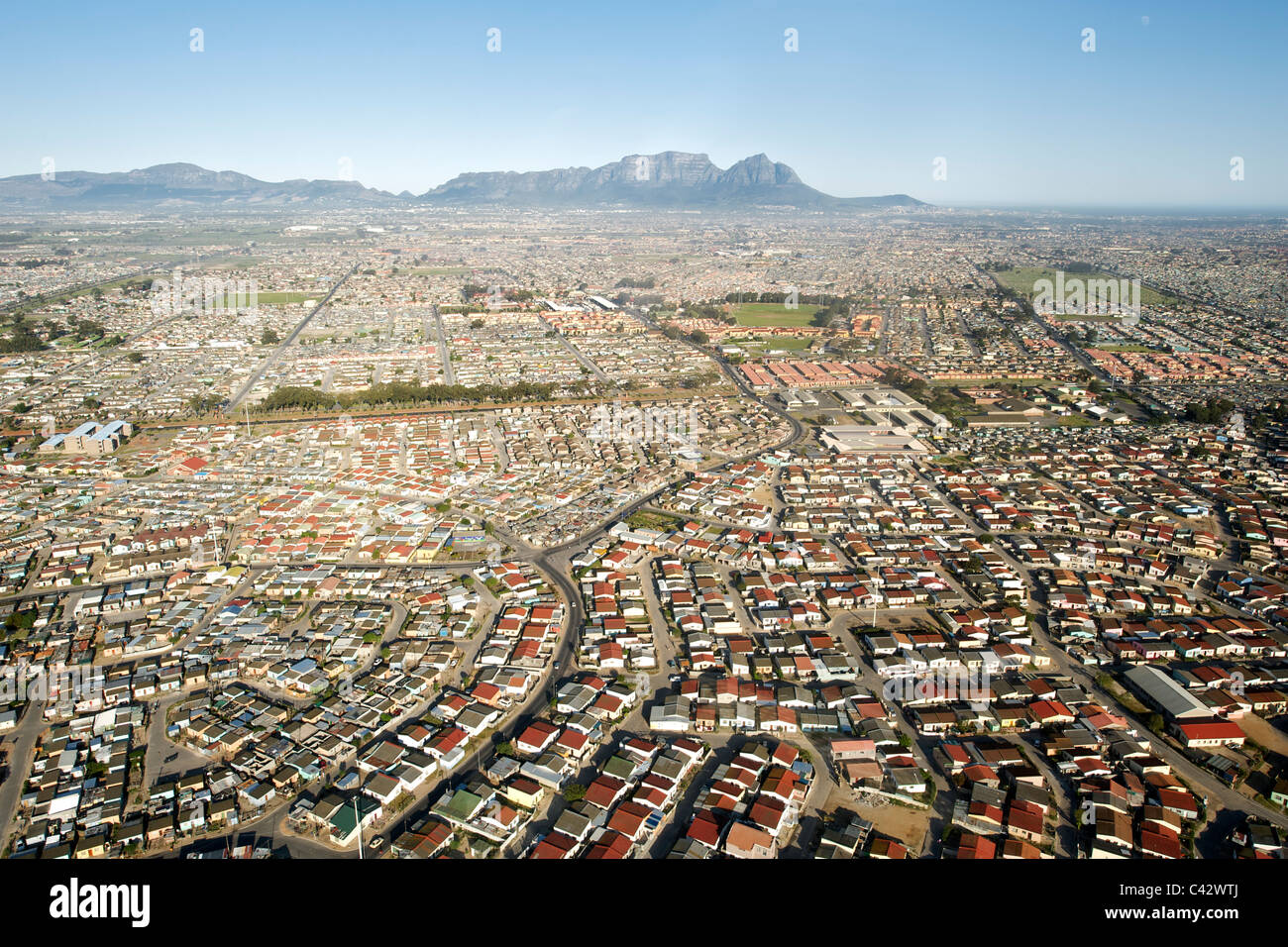 Luftaufnahme über den Townships Crossroads, Nyanga und Guguletu in Cape Town, Südafrika. Stockfoto