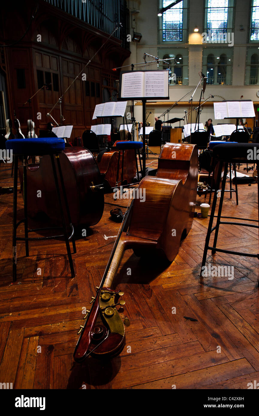 Kontrabässe gelassen, da das Orchester eine Auszeit von der Aufnahme in den AIR Studios in London nimmt. Stockfoto