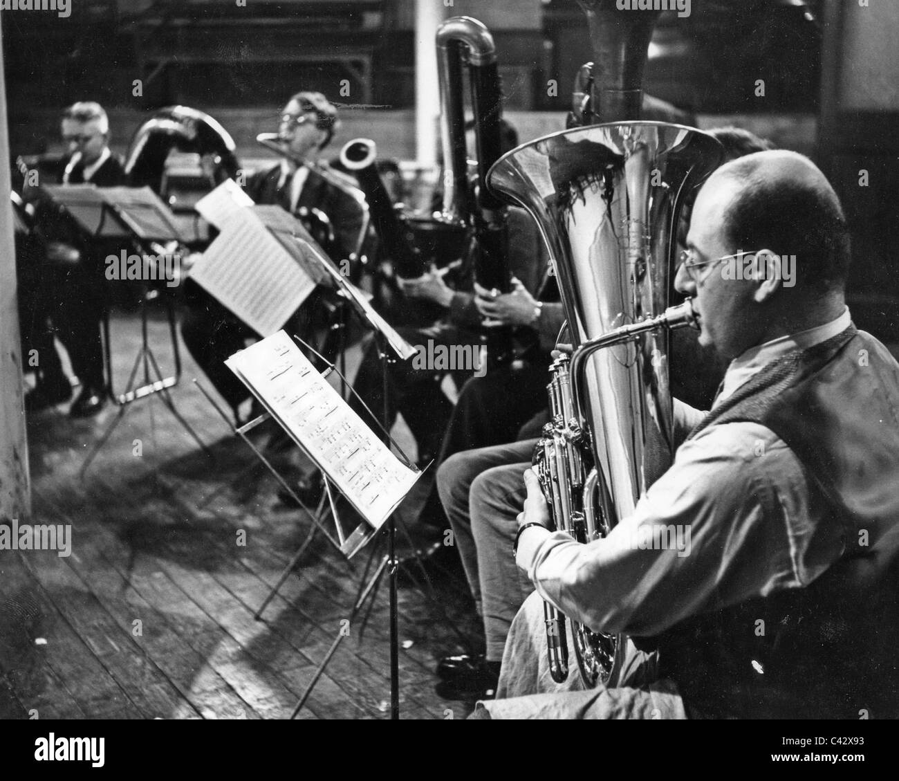GERARD HOFFNUNG (1925 – 1959), deutscher Musiker auf der rechten Seite auf Tuba im November 1956 mit seinem Orchester Stockfoto