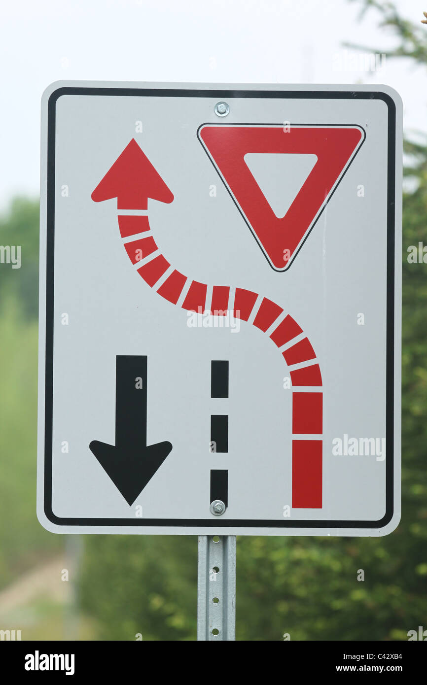 Abzweigung Verkehrszeichen für Fahrer Stockfoto