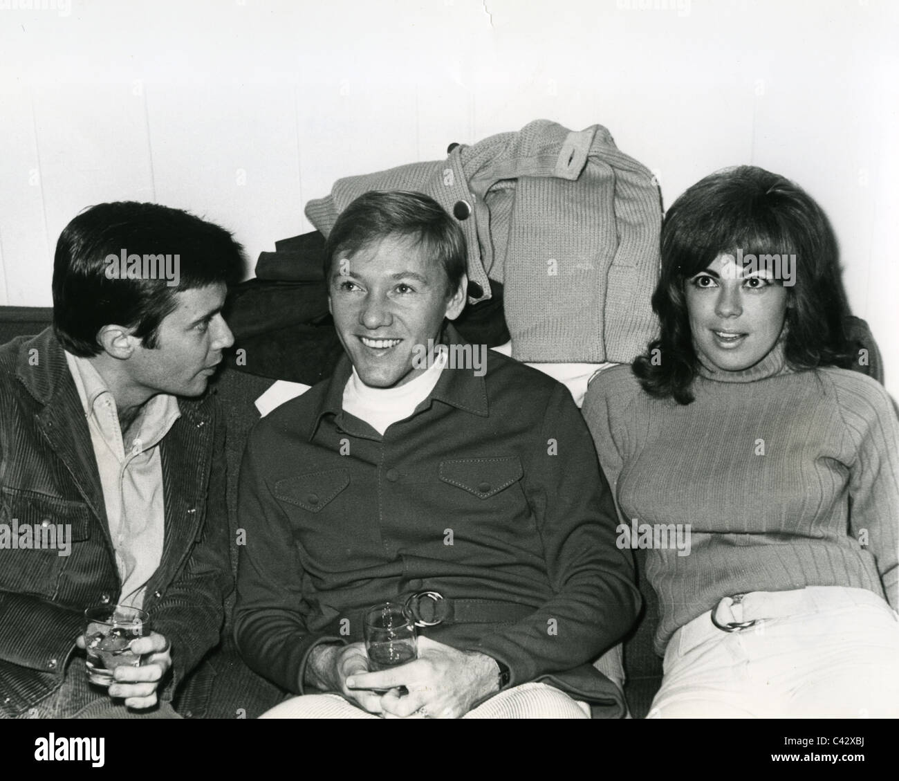 RIGHTEOUS BROTHERS Bobby Hatfield neben seiner Frau Joy mit Freund Jimmy O'Neill auf der linken Seite im Jahr 1968 Stockfoto