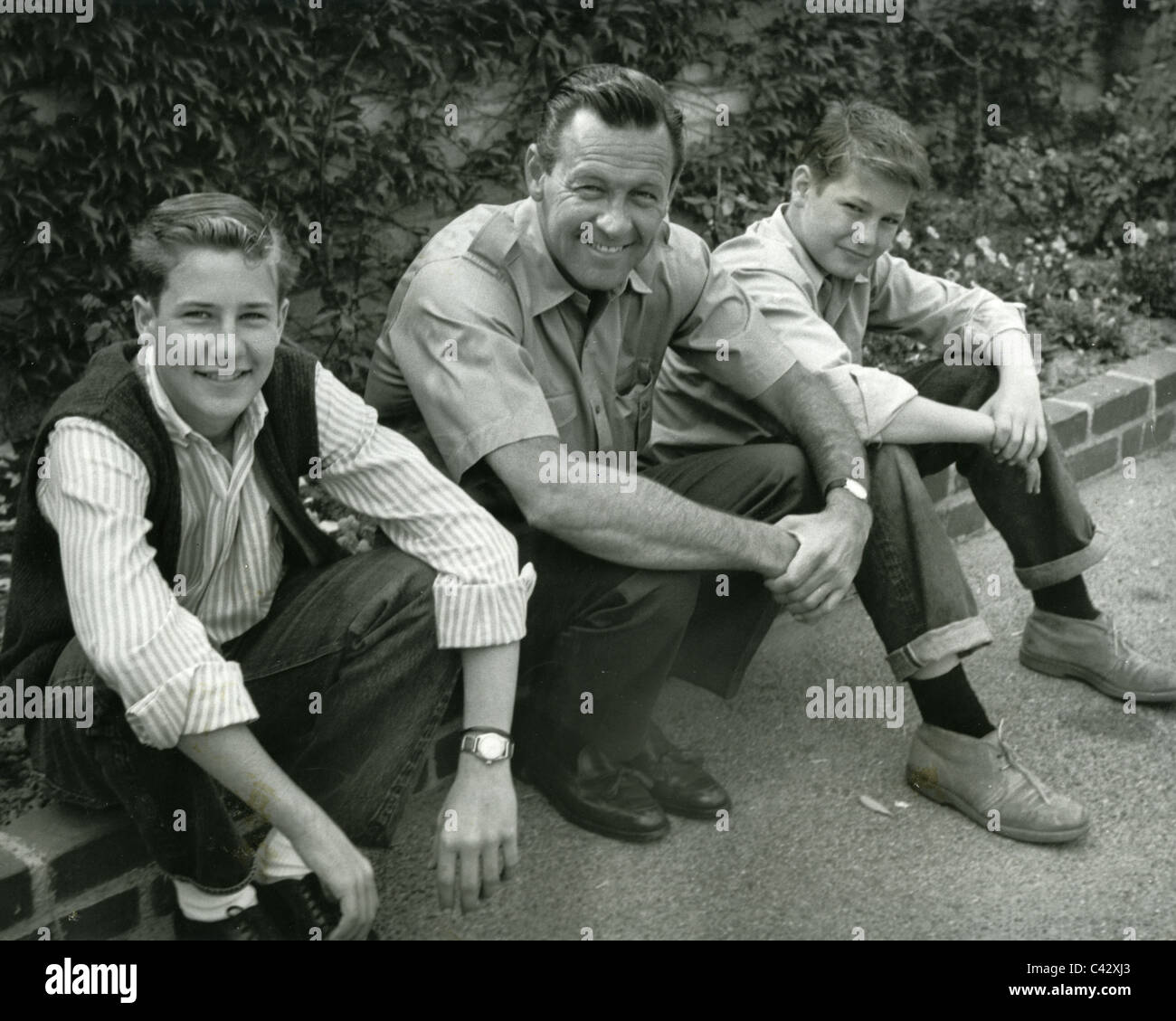 WILLIAM HOLDEN (1918-1981) US Schauspieler mit Söhnen Peter (links) und Scott an ihrer Tomuca-See etwa 1962 nach Hause Stockfoto